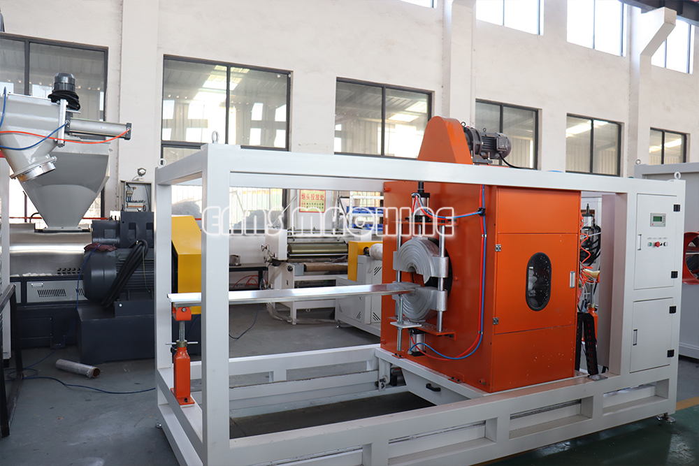 آلة تصنيع الأنابيب البلاستيكية 