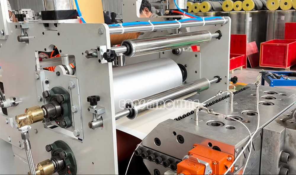 ماكينة تصنيع الألواح البلاستيكية