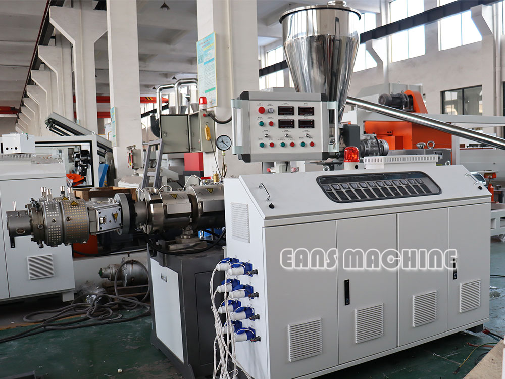 آلة بثق الأنابيب البلاستيكية