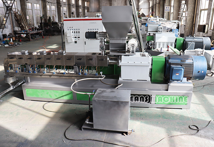 آلة تركيب wpc