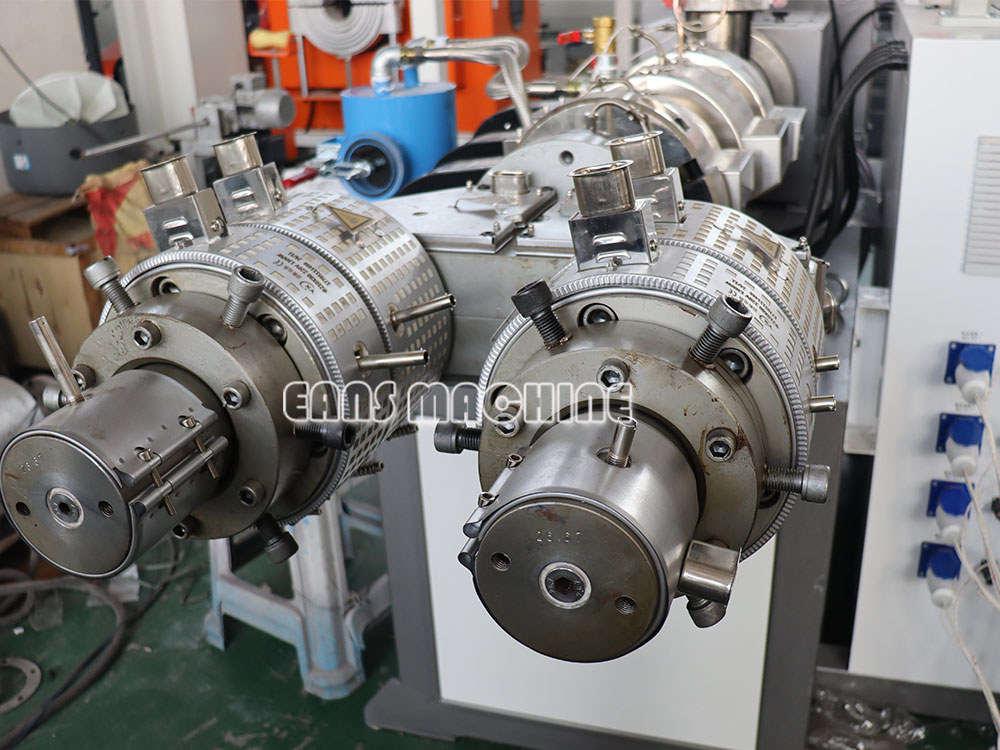 قالب أنبوب القناة