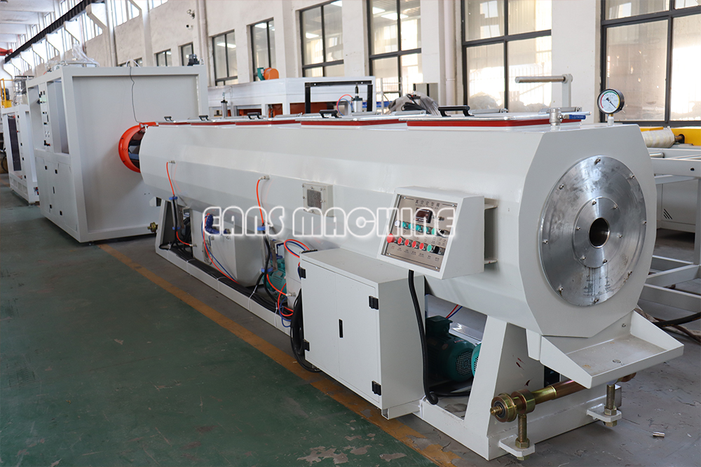 آلة بثق الأنابيب البلاستيكية